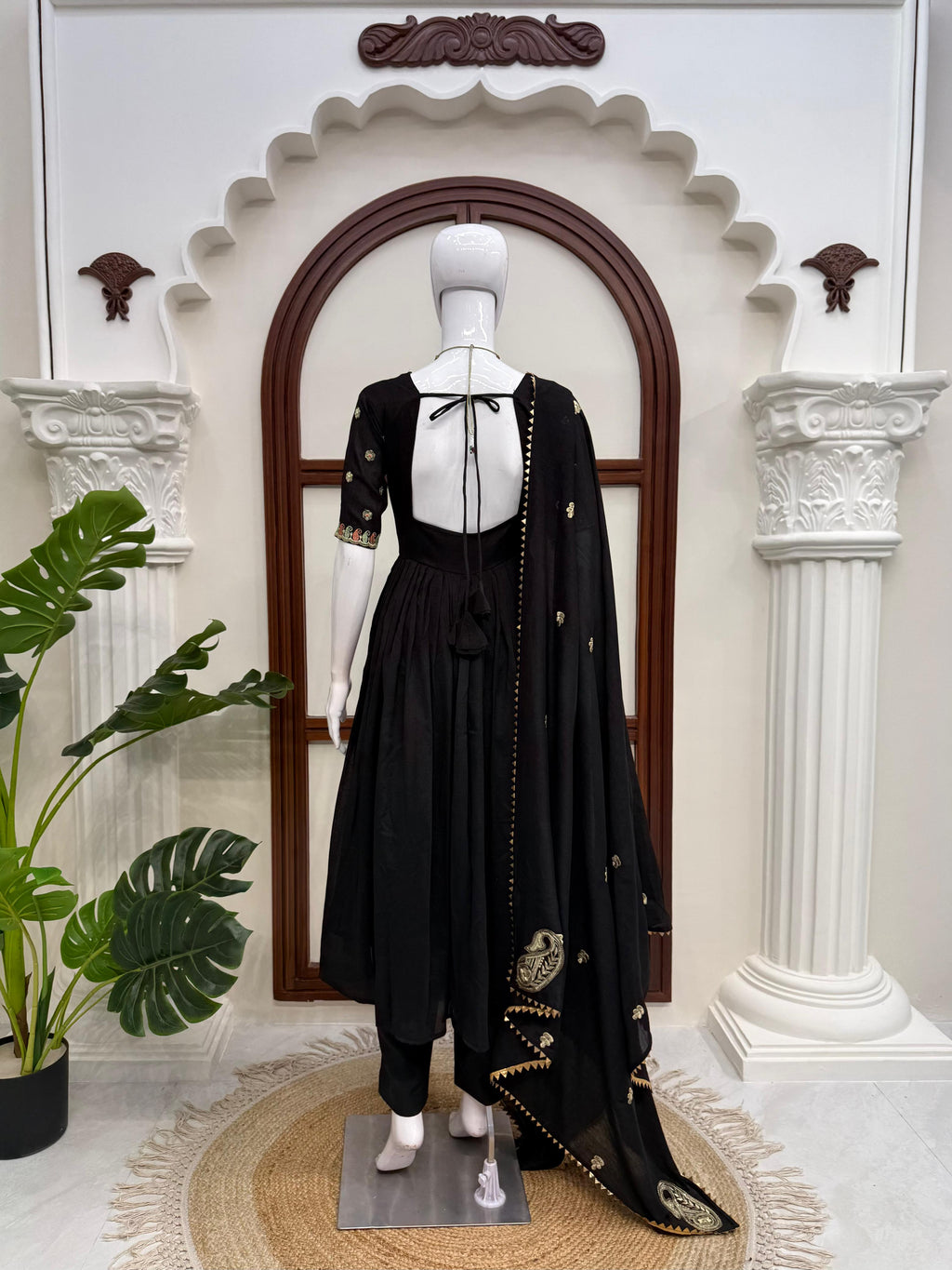 Schwarzes Vichitra Silk Gown-XXL