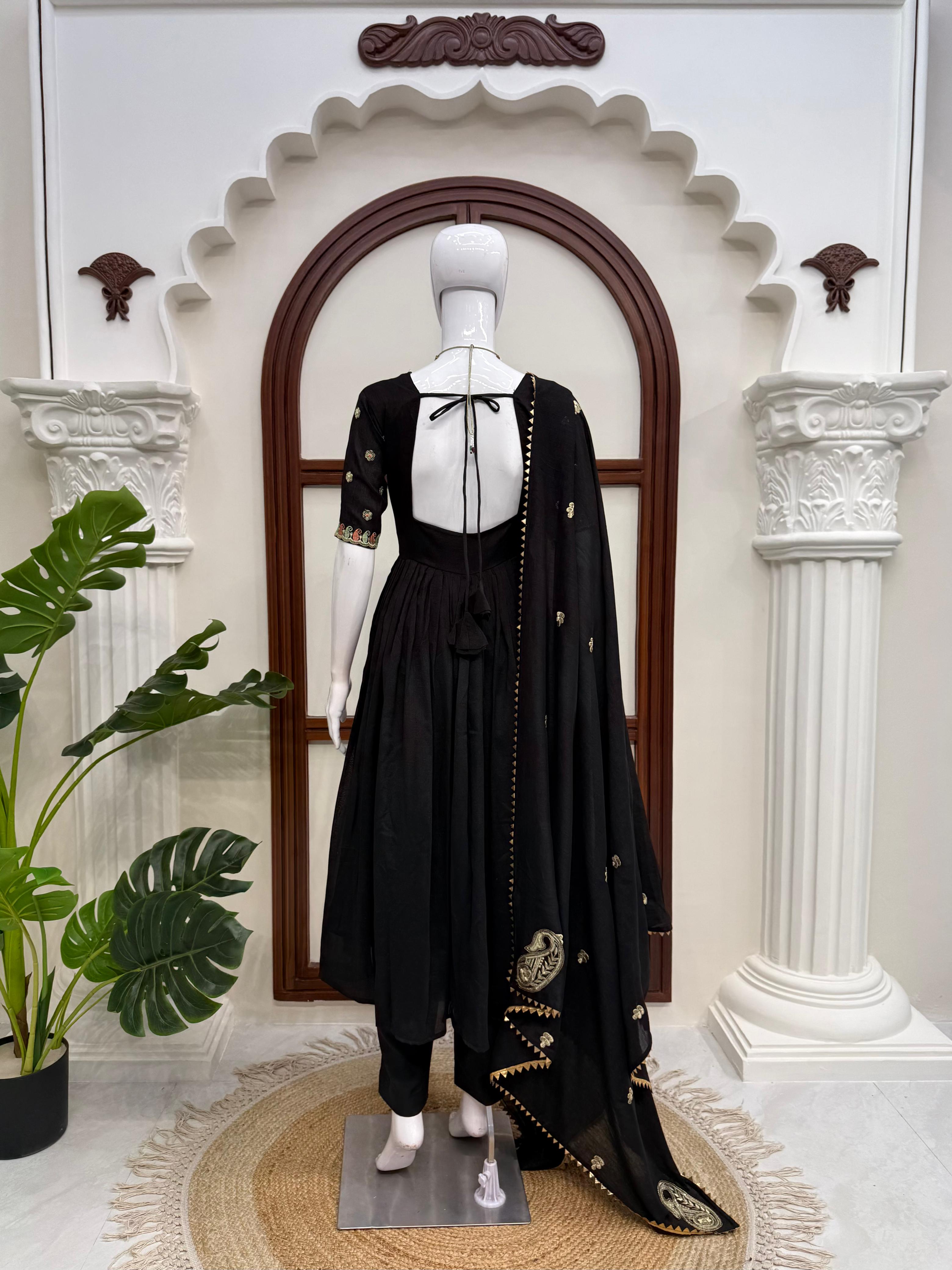 Schwarzes Vichitra Silk Gown-XXL