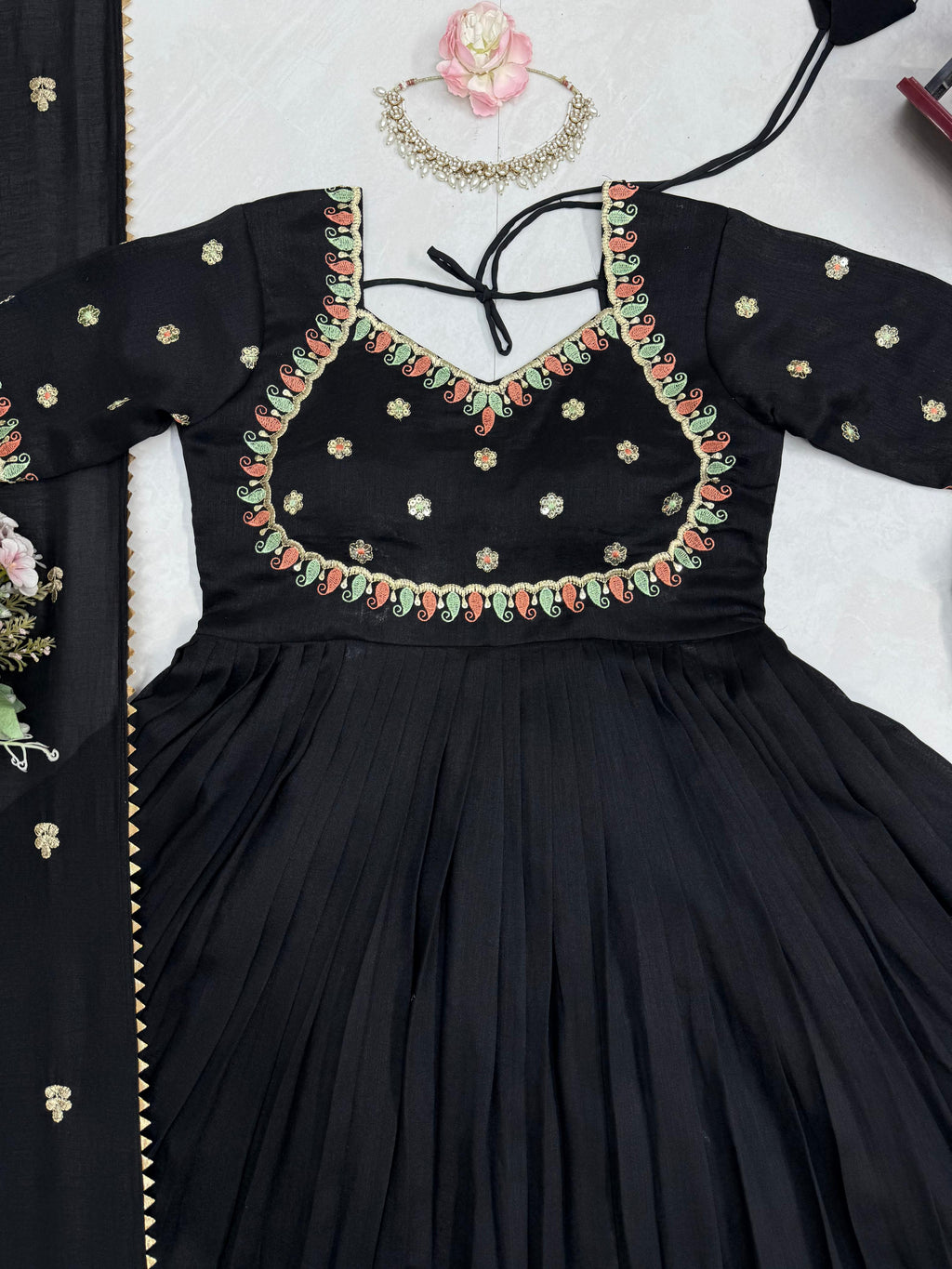 Schwarzes Vichitra Silk Gown-XXL