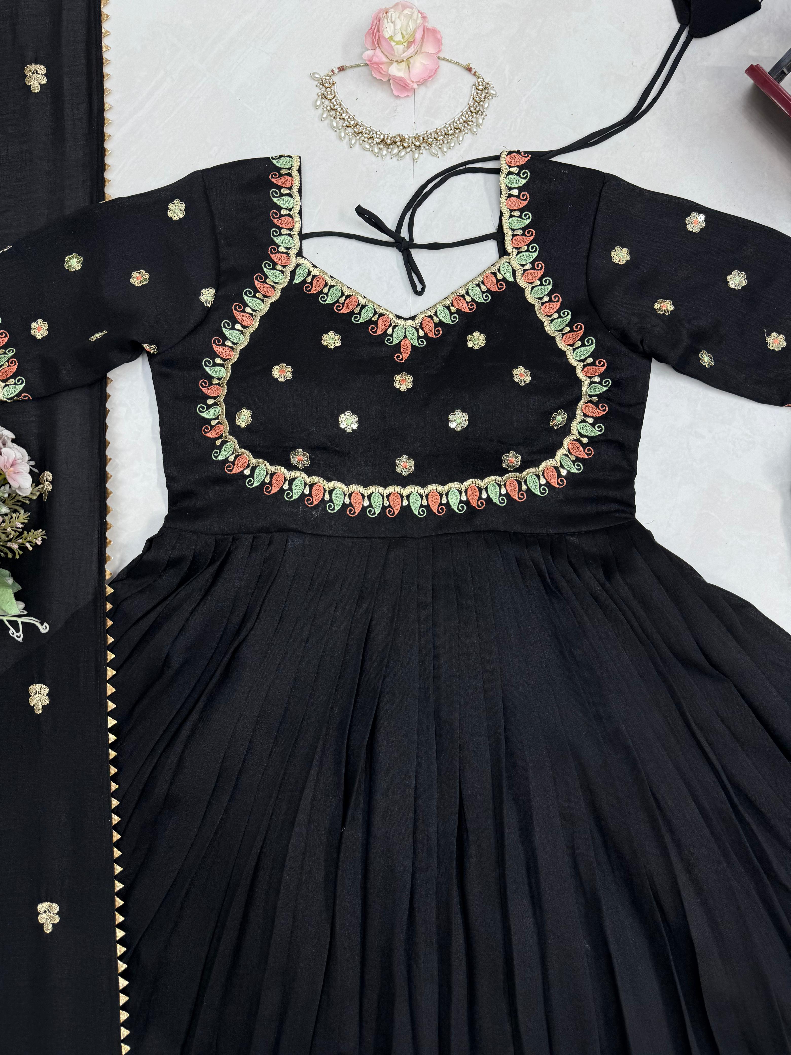 Schwarzes Vichitra Silk Gown-XXL