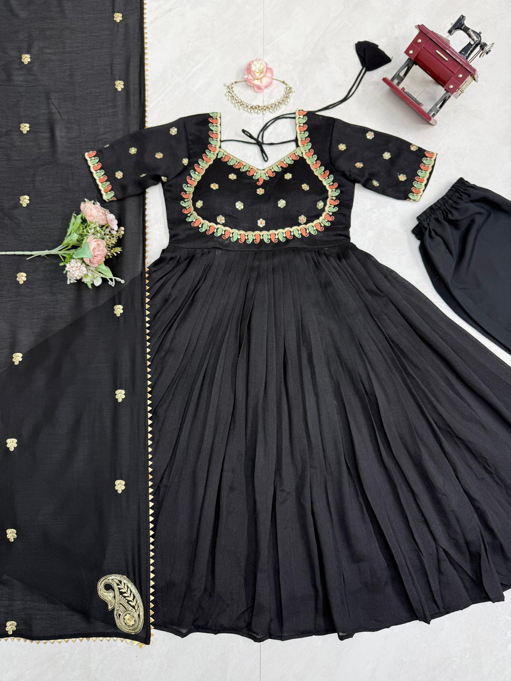 Schwarzes Vichitra Silk Gown-XXL
