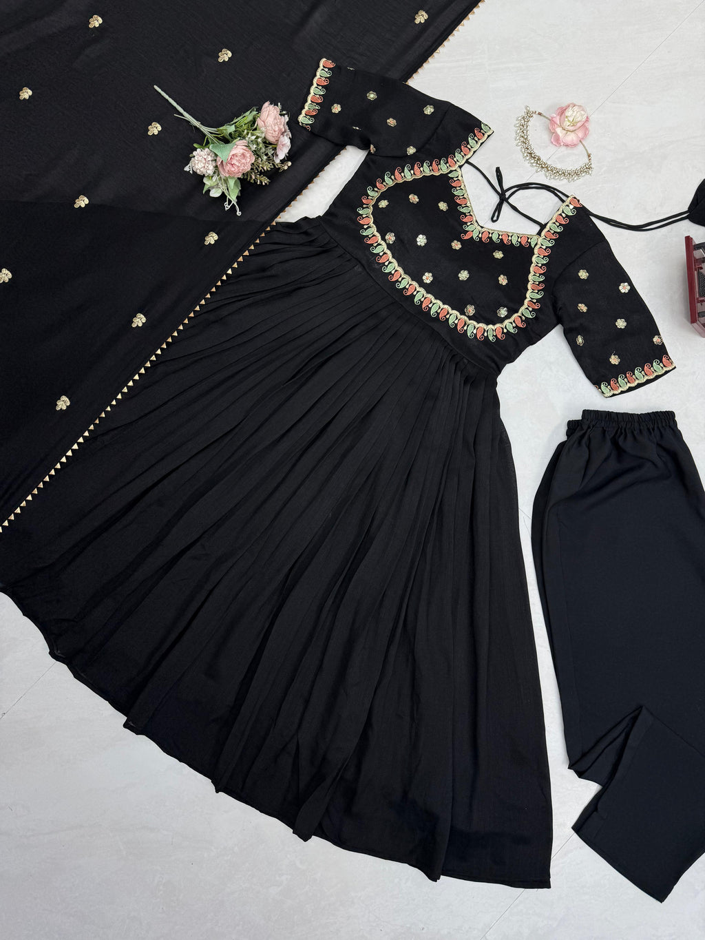 Schwarzes Vichitra Silk Gown-XXL