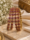 Goldfarbener Schmuck mit pink-violetten und grünen Blütensteinen