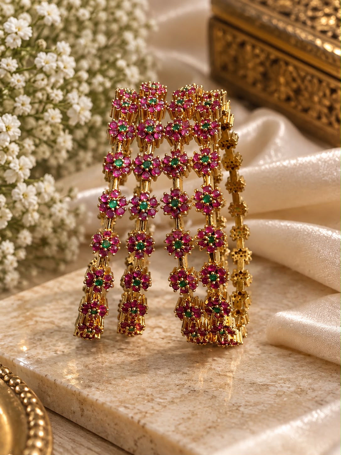 Goldfarbener Schmuck mit pink-violetten und grünen Blütensteinen