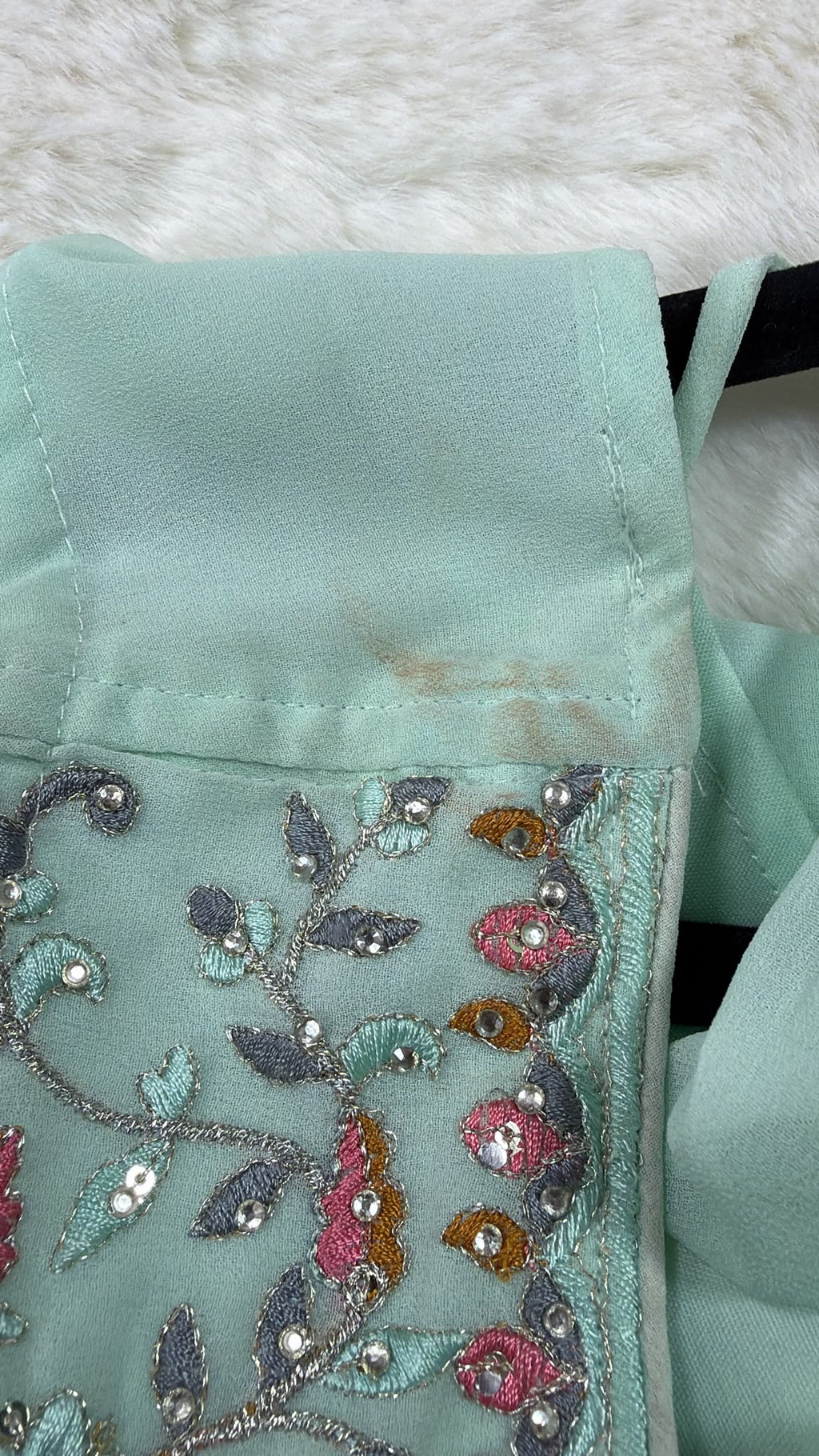 Mintgrünes Anarkali-Kleid mit floralen Verzierungen und Dupatta Damage !!