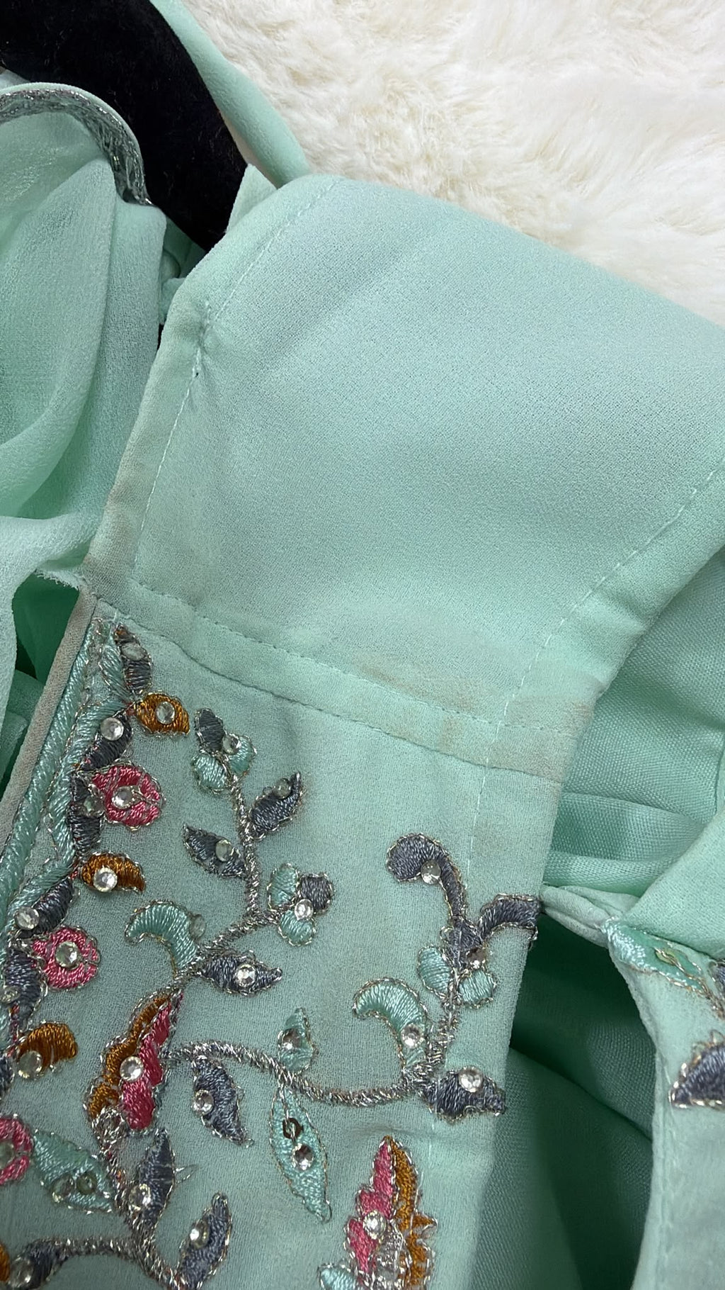 Mintgrünes Anarkali-Kleid mit floralen Verzierungen und Dupatta Damage !!