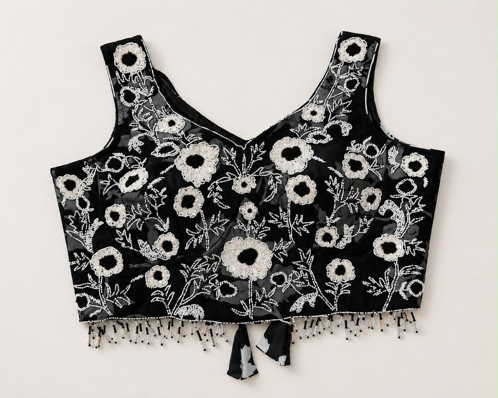 Schwarzes Lehenga-Set mit silberfarbenen Blumenmotiven und Dupatta