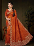 Orangefarbener Saree mit goldfarbenen Verzierungen