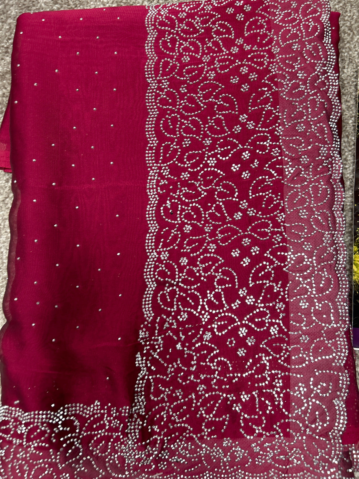 Pinkfarbener Saree mit silberfarbenen Verzierungen