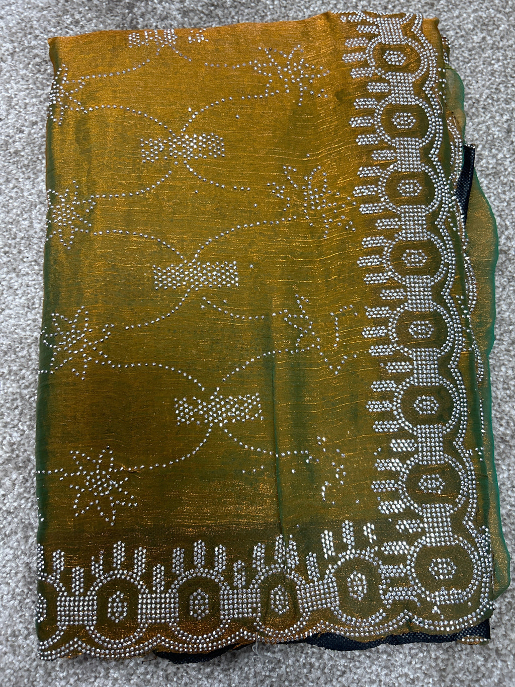 Olivgrüner Saree mit silberfarbenen Verzierungen