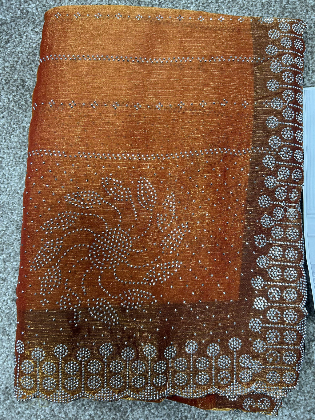 Goldbrauner Saree mit dekorativer Bordüre