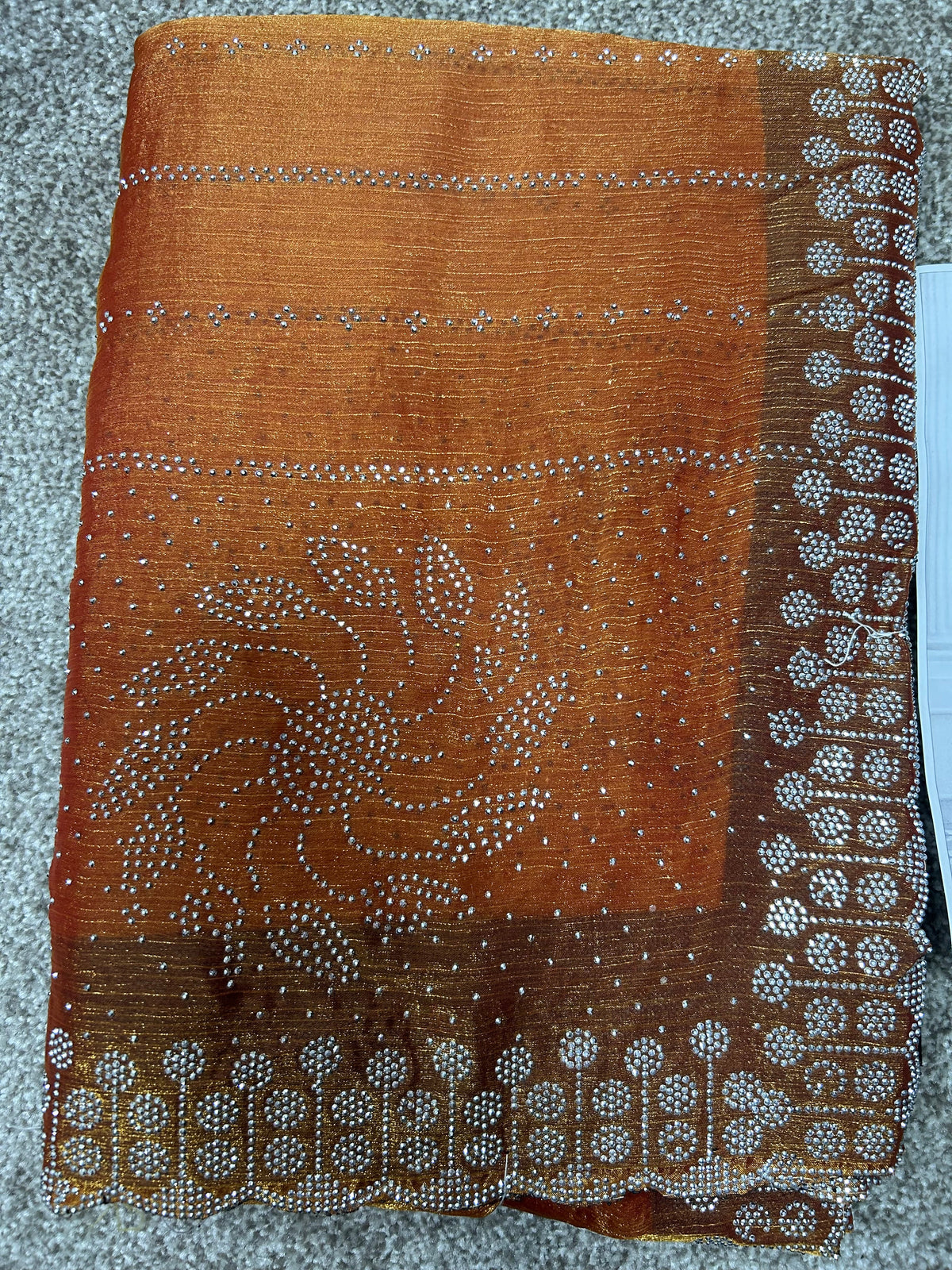 Goldbrauner Saree mit dekorativer Bordüre