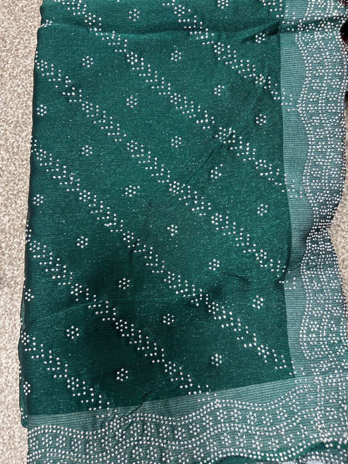 Dunkelgrüner Saree mit funkelndem Rankenmuster