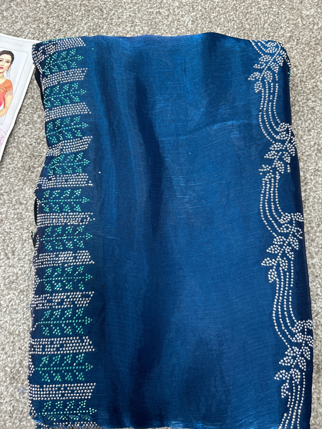 Blauer Saree mit funkelnder Wellenbordüre
