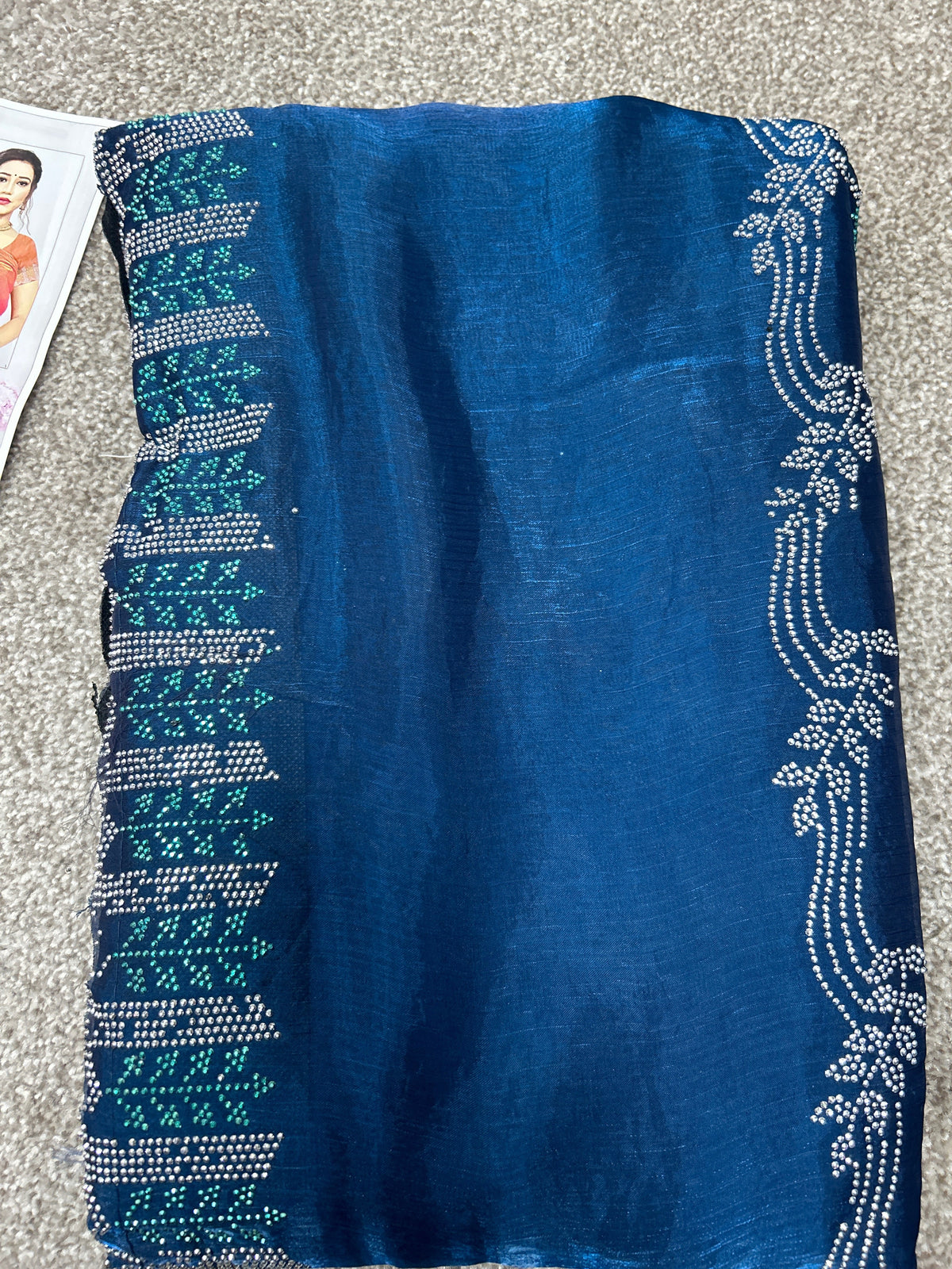 Blauer Saree mit funkelnder Wellenbordüre