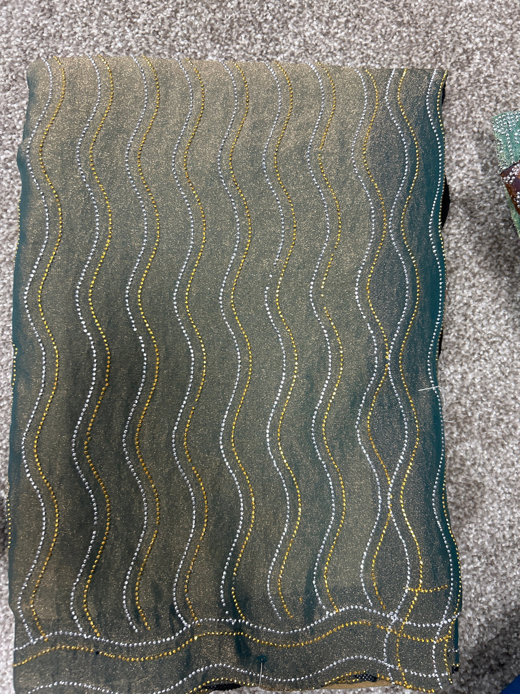 Olivgrüner Saree mit funkelndem Wellenmuster