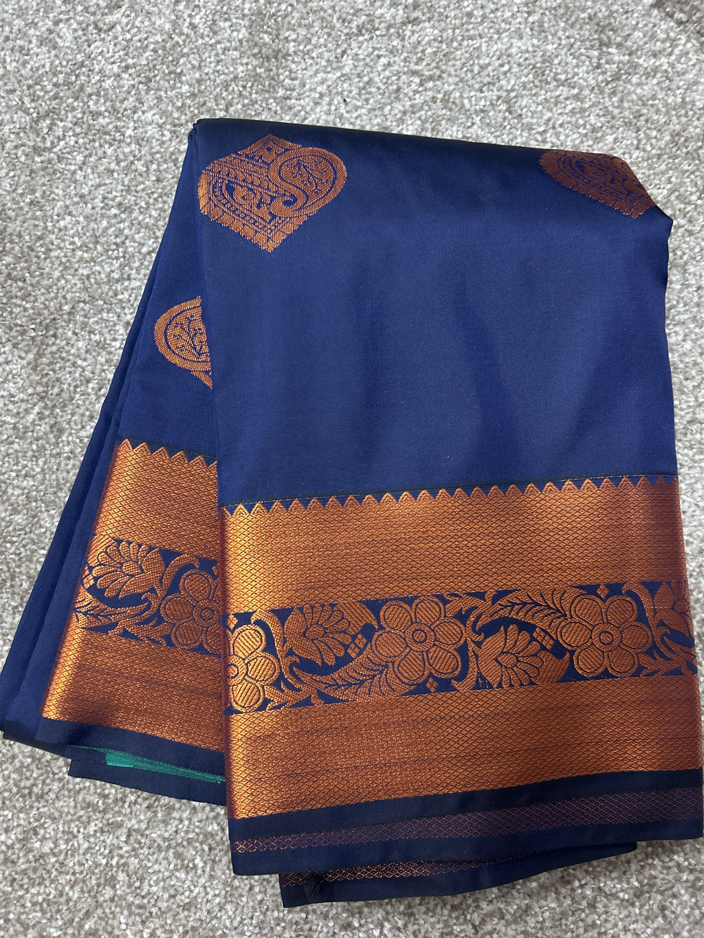 Dunkelblauer Saree mit kupfergoldener Blumenbordüre