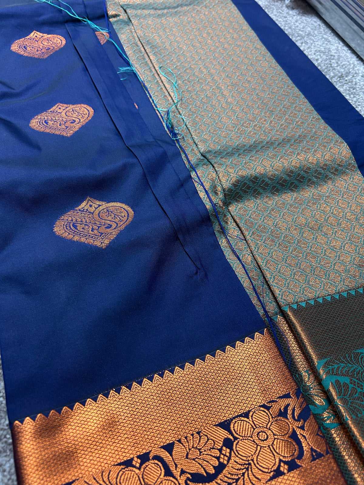 Dunkelblauer Saree mit kupfergoldener Blumenbordüre
