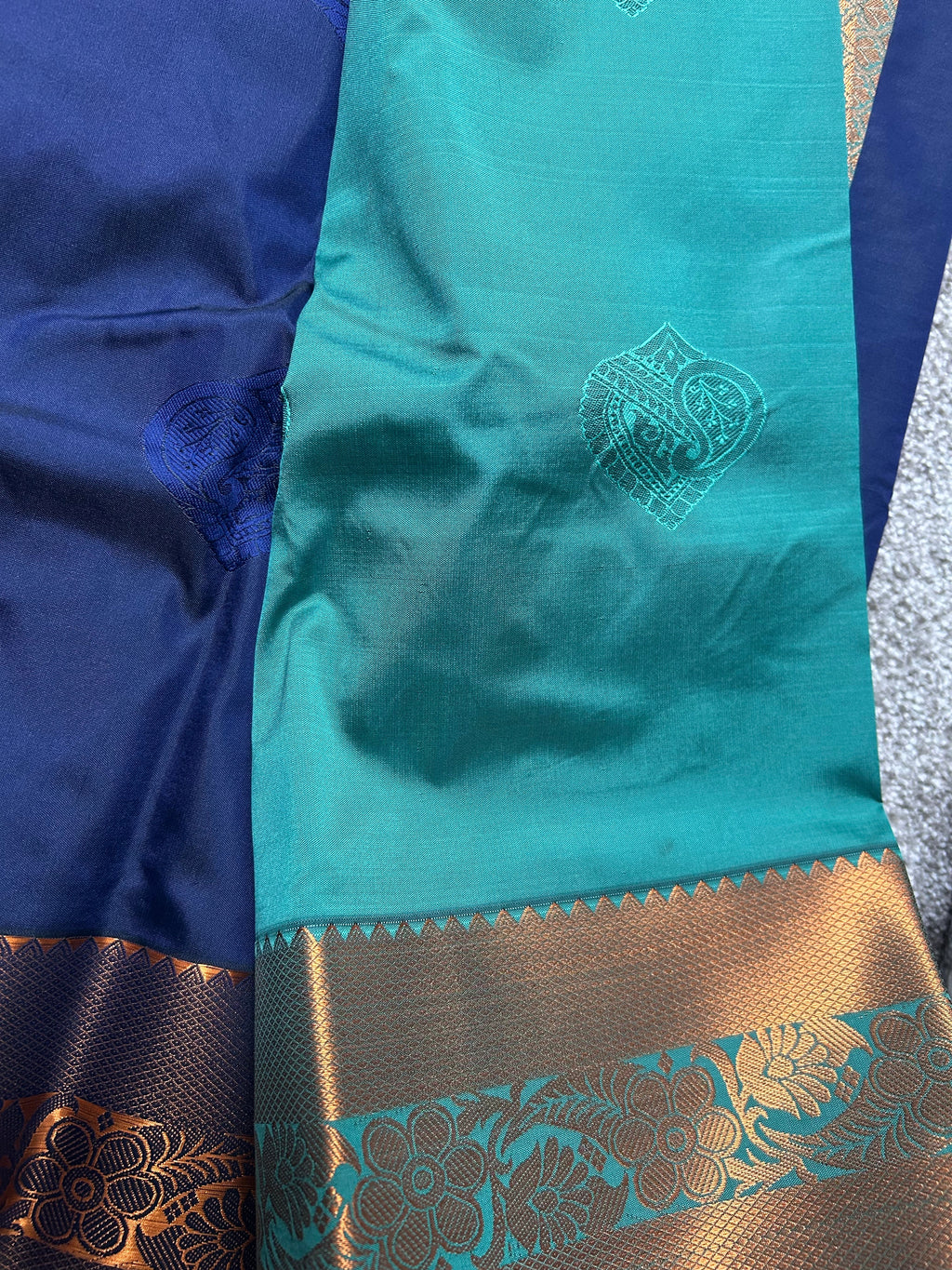 Dunkelblauer Saree mit kupfergoldener Blumenbordüre