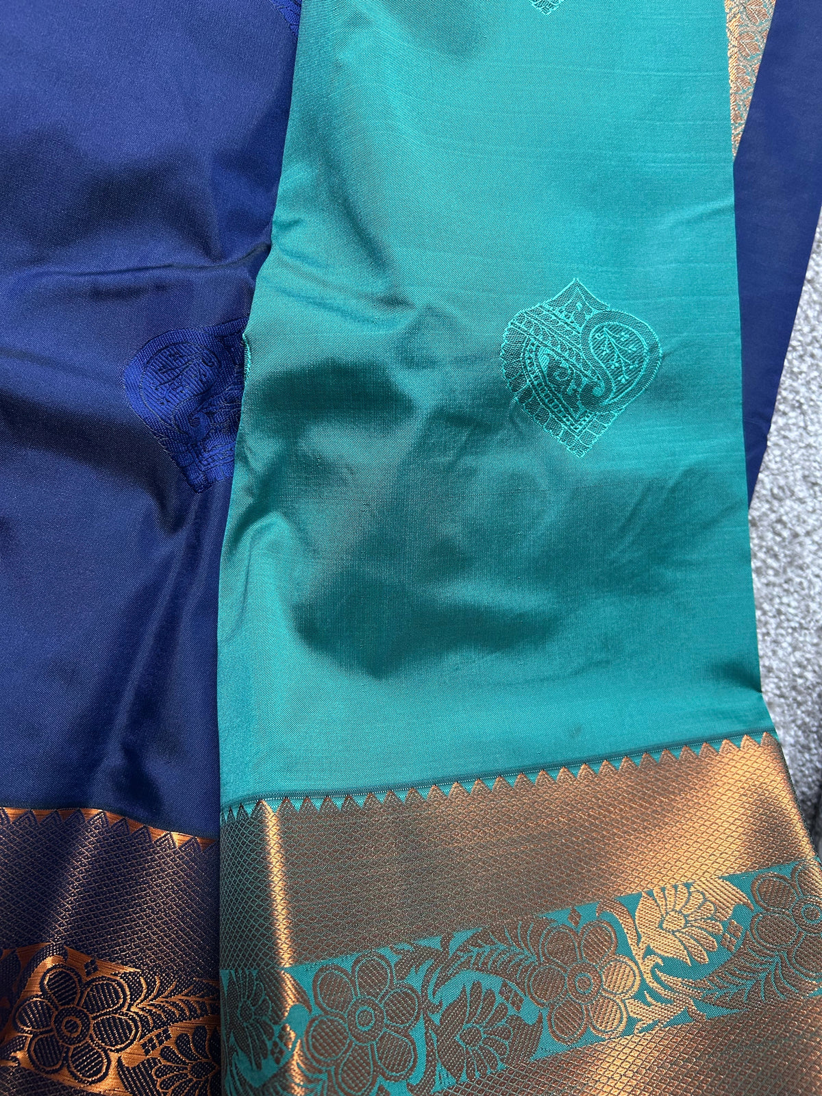Dunkelblauer Saree mit kupfergoldener Blumenbordüre