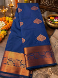 Dunkelblauer Saree mit kupfergoldener Blumenbordüre