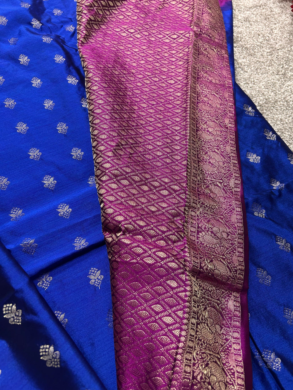 Königsblauer Saree mit magentafarbener Zierbordüre