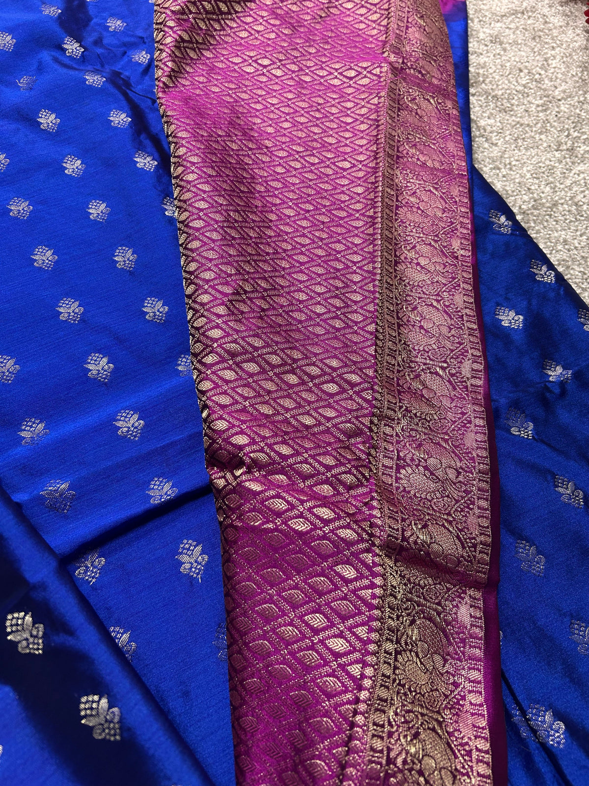 Königsblauer Saree mit magentafarbener Zierbordüre