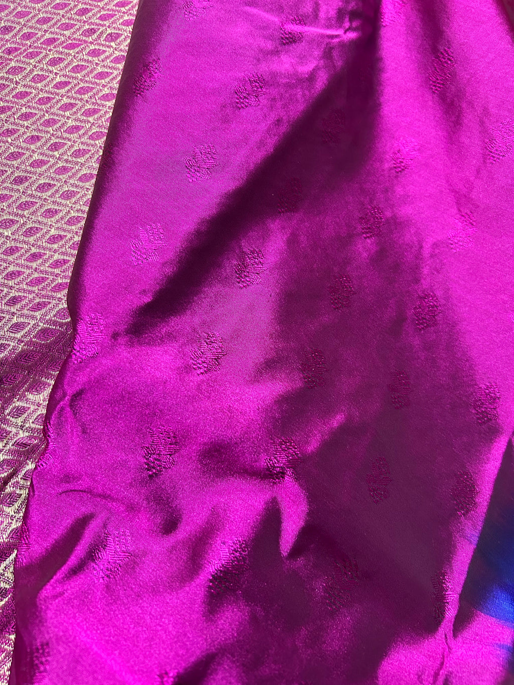Königsblauer Saree mit magentafarbener Zierbordüre