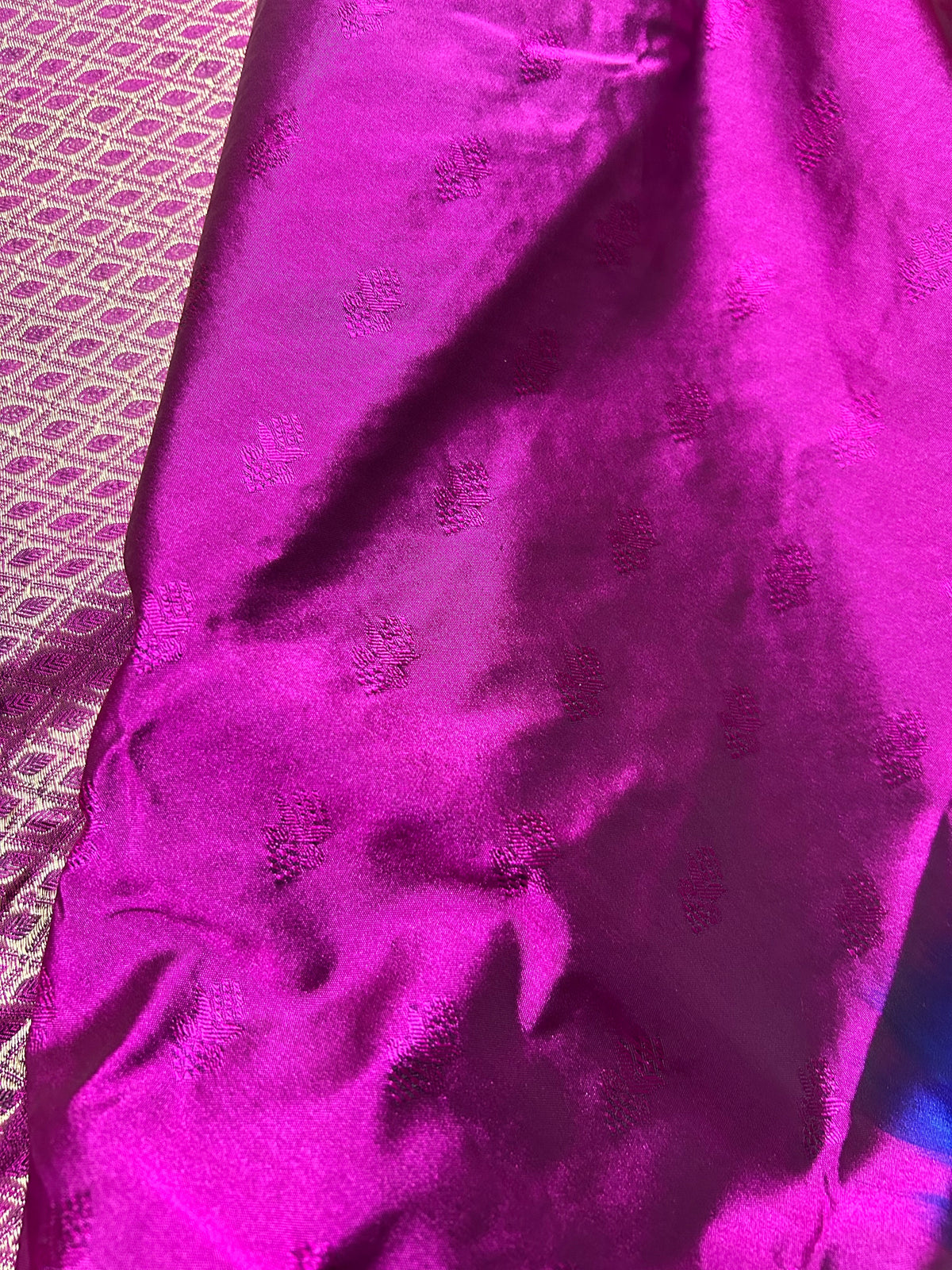 Königsblauer Saree mit magentafarbener Zierbordüre