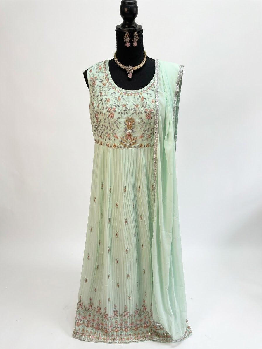 Mintgrünes Anarkali-Kleid mit floralen Verzierungen und Dupatta Damage !!