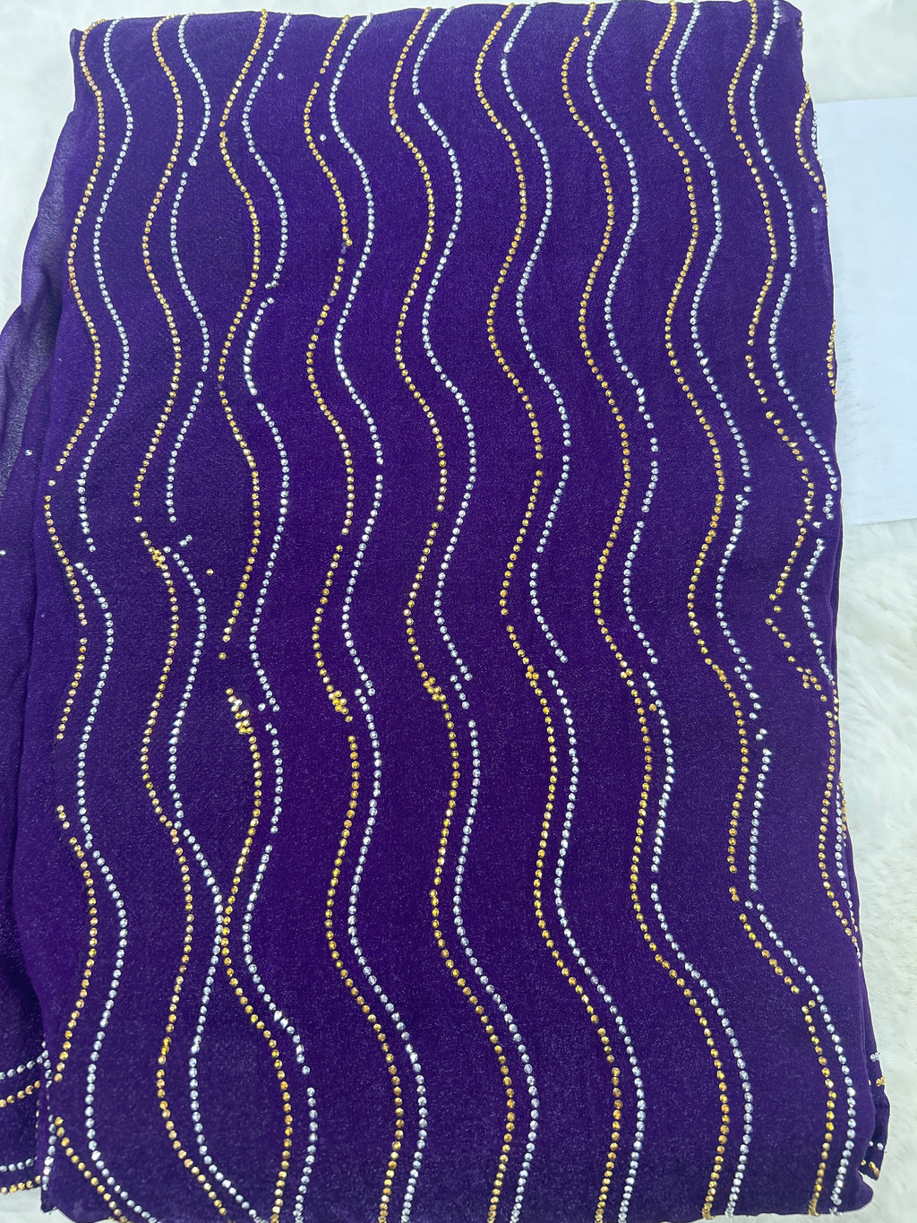 Violetter Saree mit glitzerndem Wellenmuster