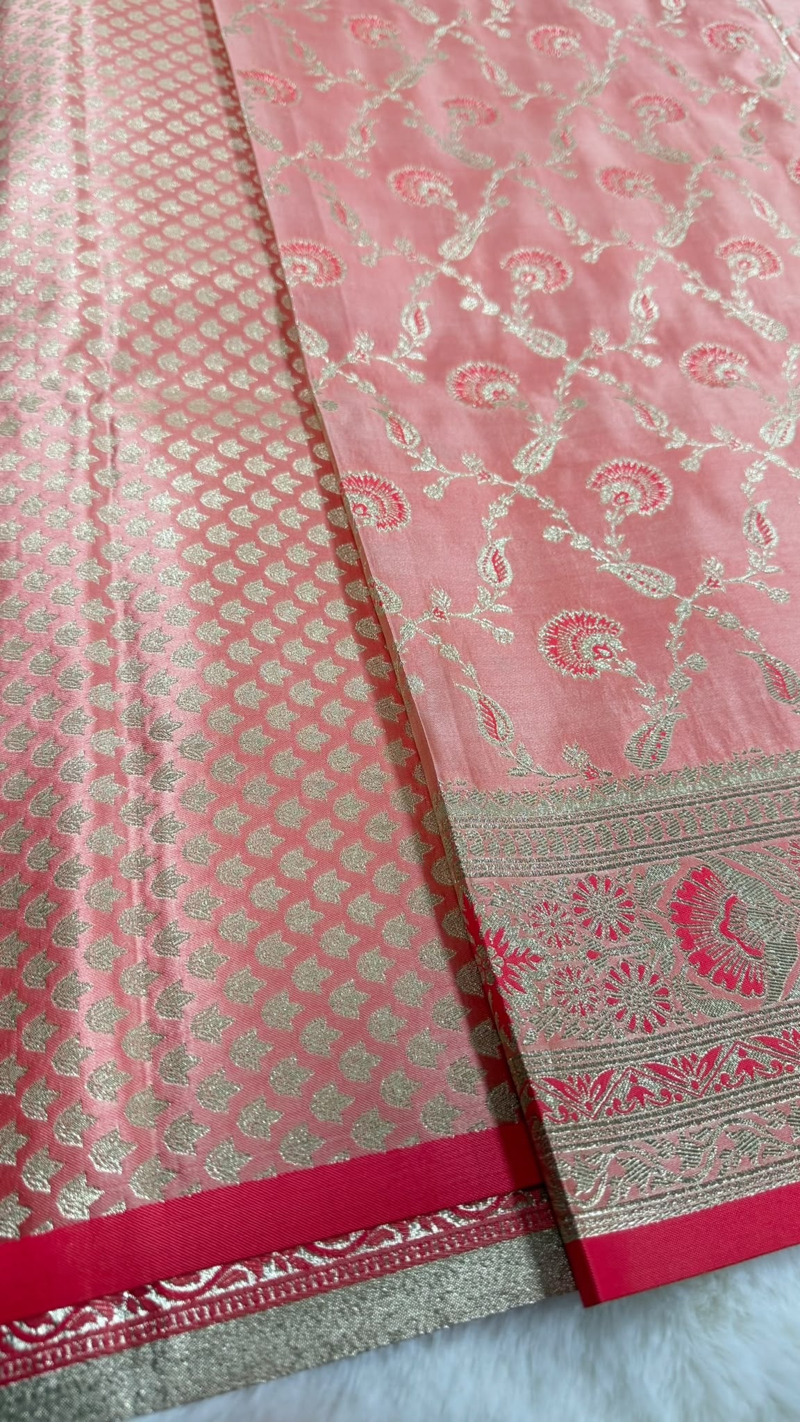 Banarasi Seiden-Saree Rosa mit goldenem Zari-Muster
