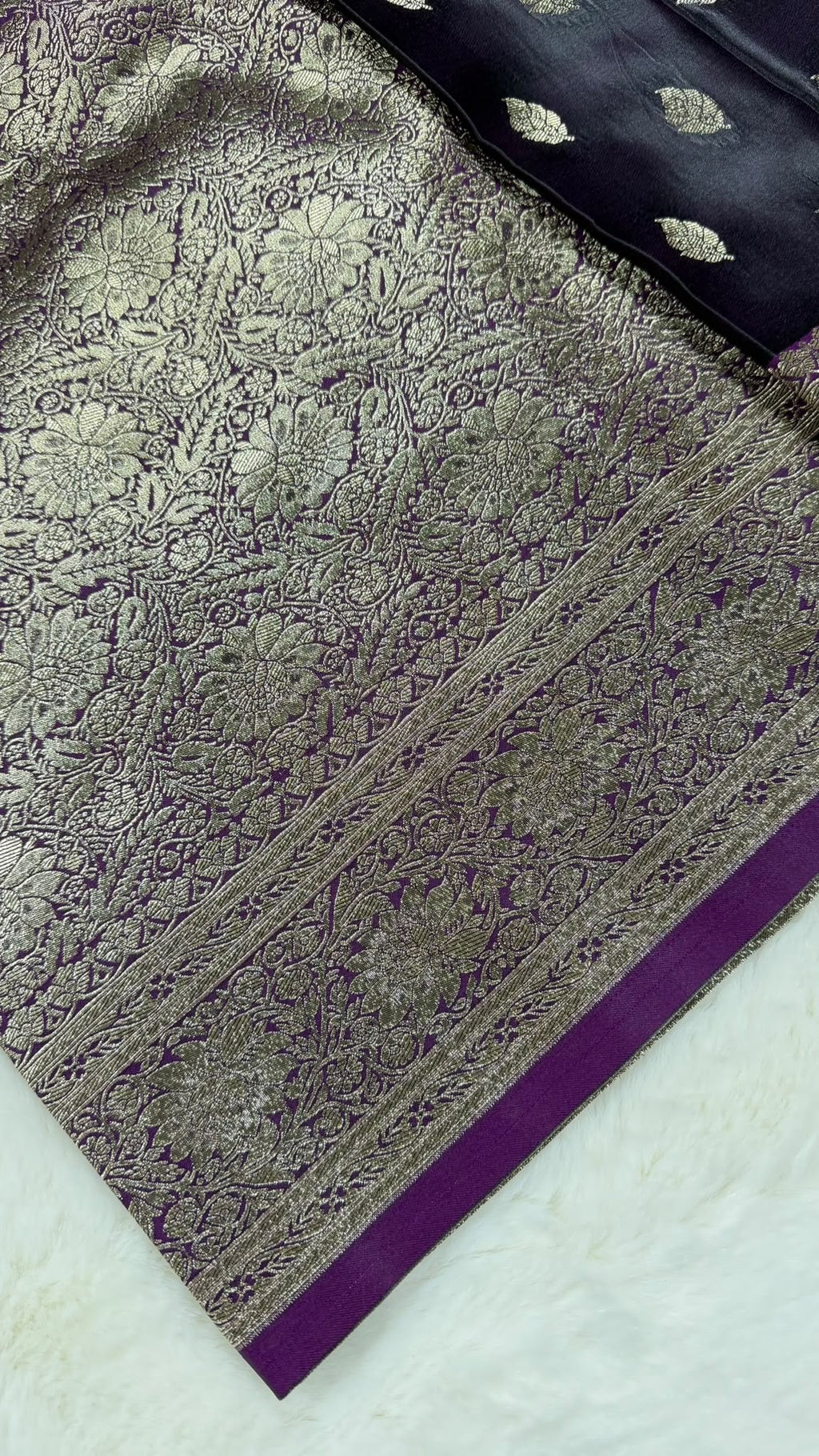 Dunkelvioletter Banarasi Saree mit goldenem Zari-Muster