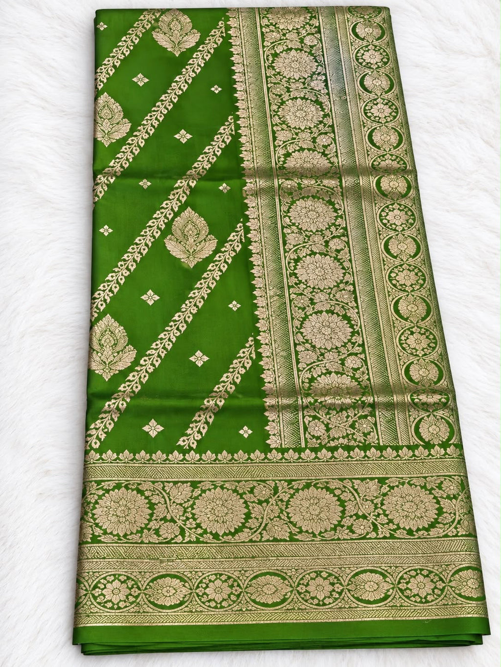 Banarasi Saree mit goldenem Zari-Diagonalmuster – 6 Farben