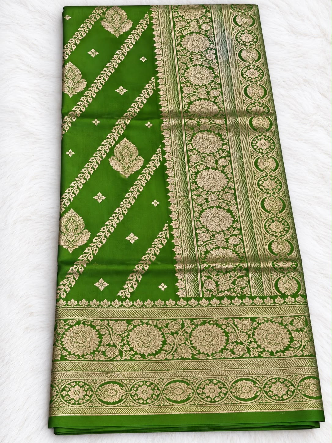Banarasi Saree mit goldenem Zari-Diagonalmuster – 6 Farben