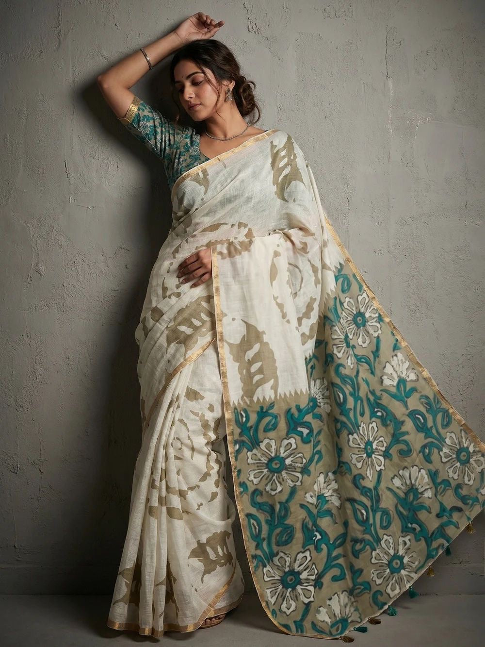 Cremefarbener Saree mit türkisgrünem Blumenmuster