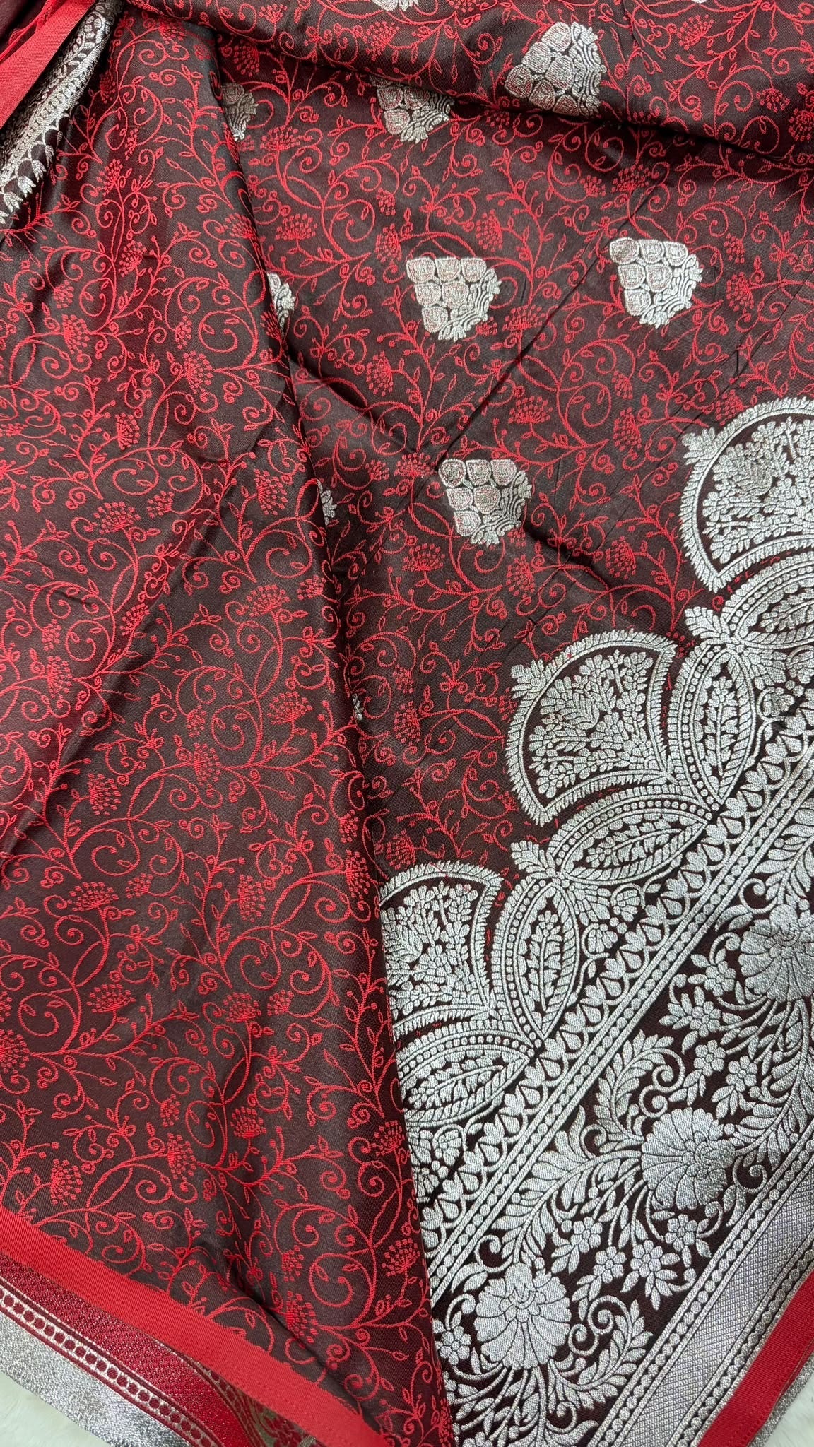 Weinroter Banarasi-Saree mit Zari-Webmuster