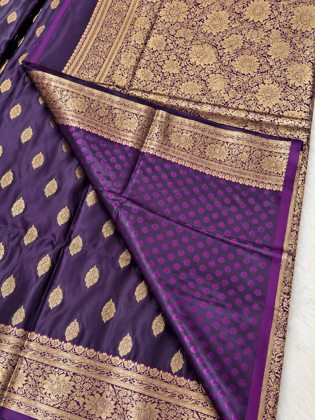 Dunkelvioletter Banarasi Saree mit goldenem Zari-Muster