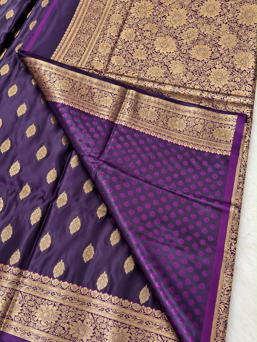 Dunkelvioletter Banarasi Saree mit goldenem Zari-Muster