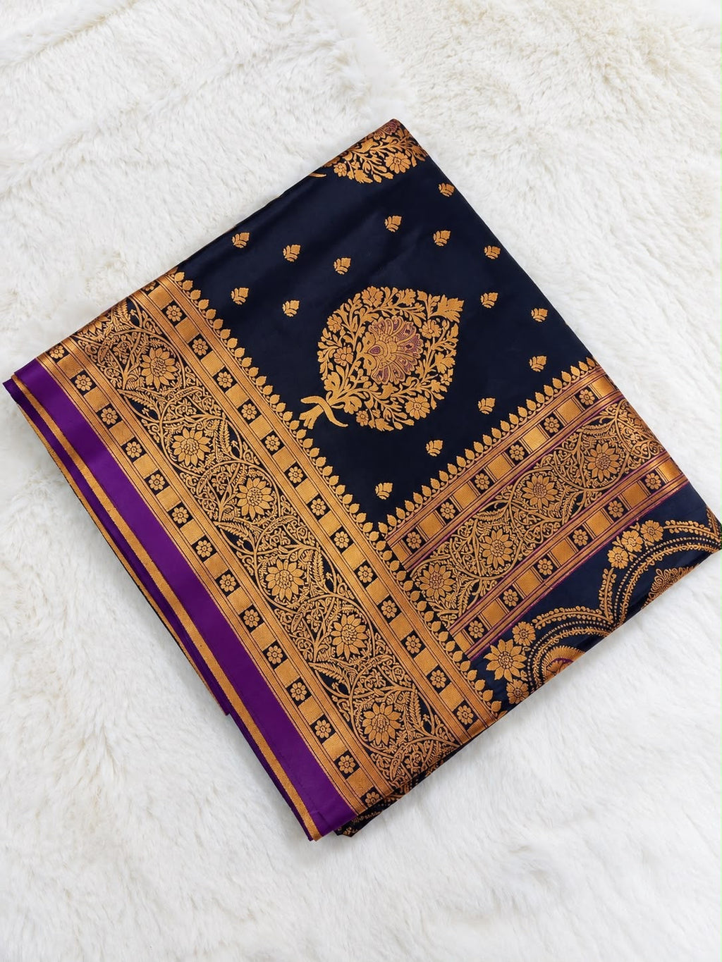 Marineblauer Banarasi Saree mit goldenem Zari-Muster und lila Akzenten
