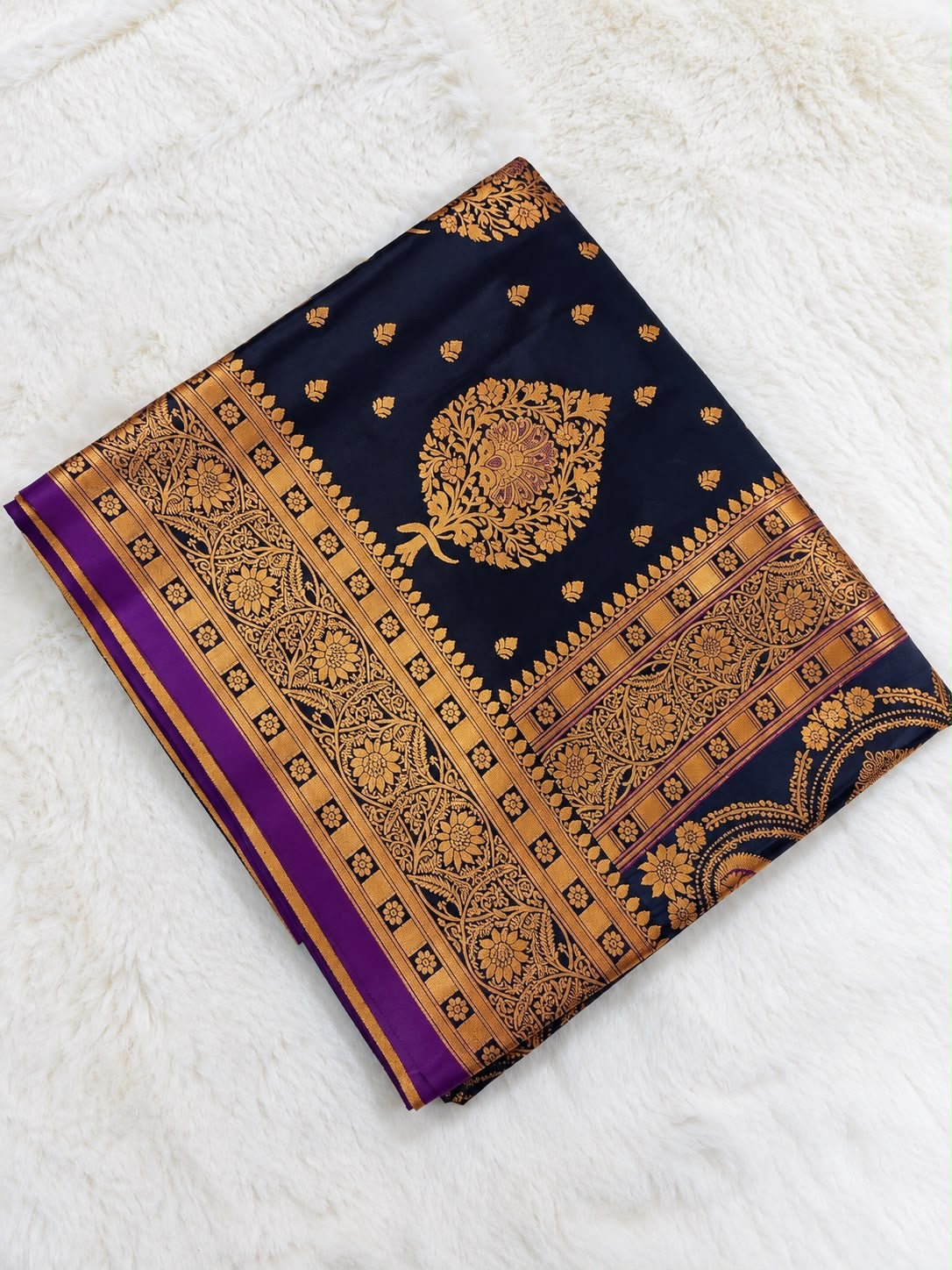Marineblauer Banarasi Saree mit goldenem Zari-Muster und lila Akzenten