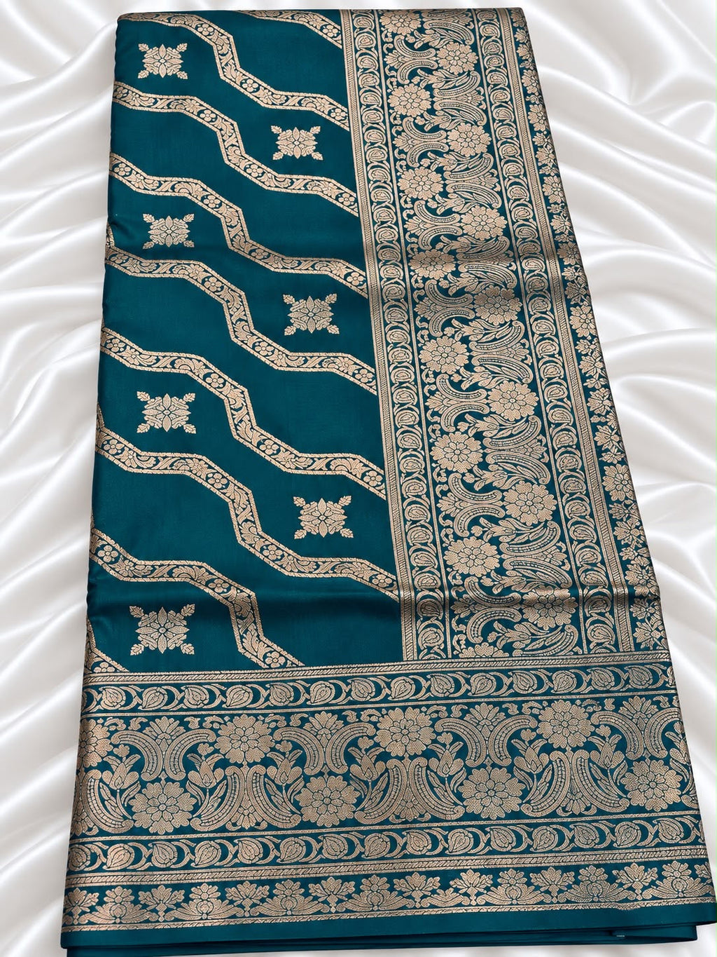 Banarasi Saree mit goldfarbenem Zari-Wellenmuster