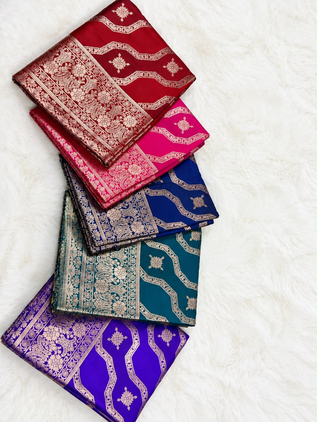 Banarasi Saree mit goldfarbenem Zari-Wellenmuster