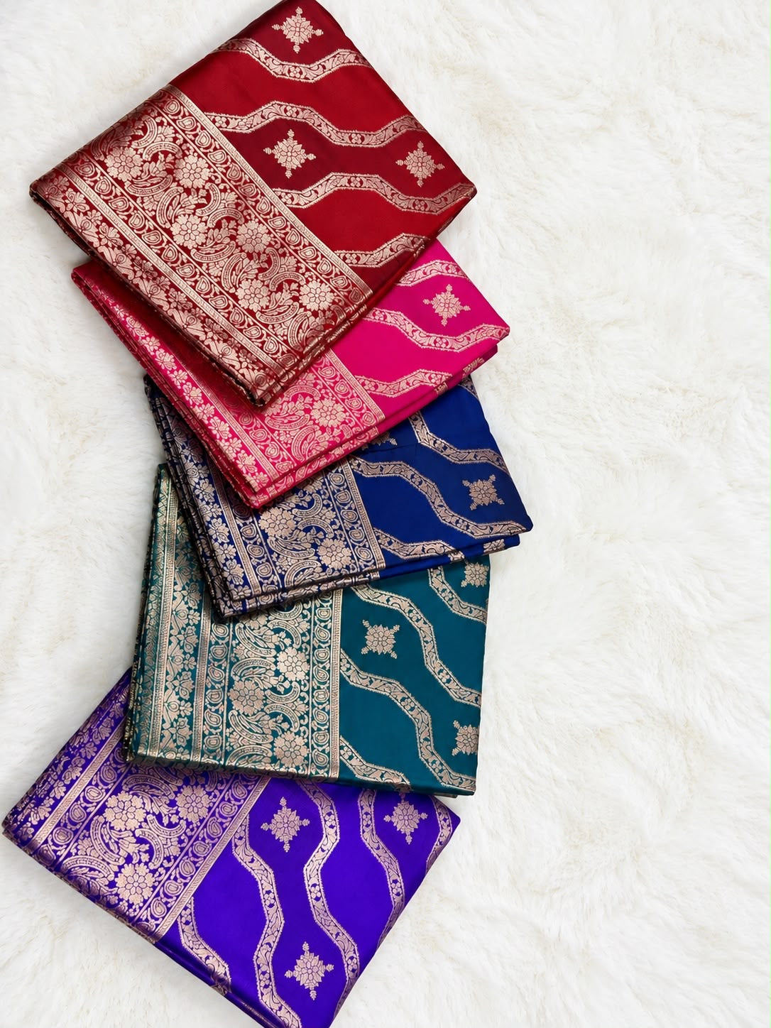 Banarasi Saree mit goldfarbenem Zari-Wellenmuster