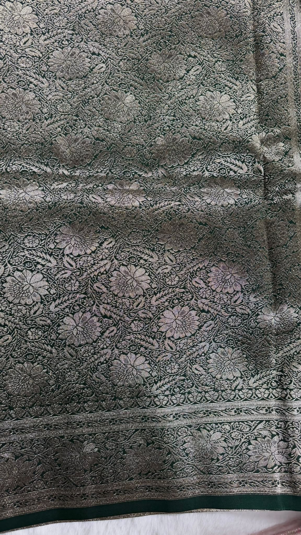 Dunkelgrüner Banarasi-Saree mit Zari-Webmuster