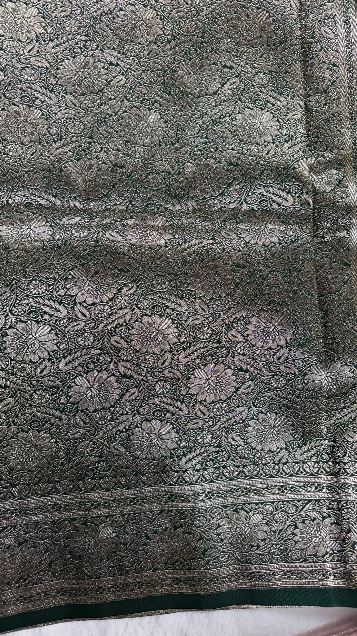 Dunkelgrüner Banarasi-Saree mit Zari-Webmuster
