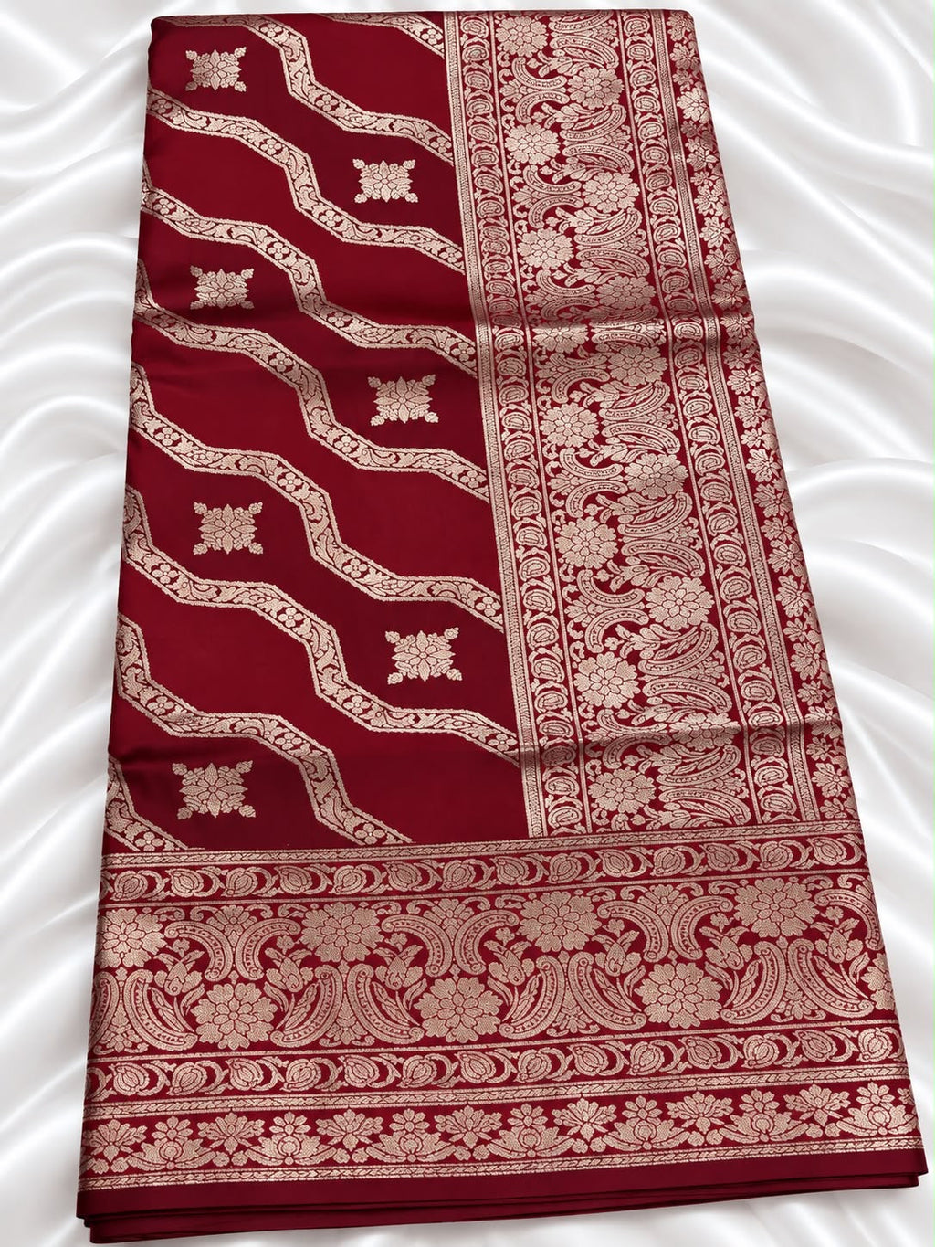 Banarasi Saree mit goldfarbenem Zari-Wellenmuster