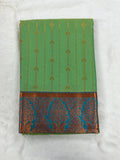 Grüner Saree mit goldfarbenen Motiven und türkisfarbener Zierbordüre