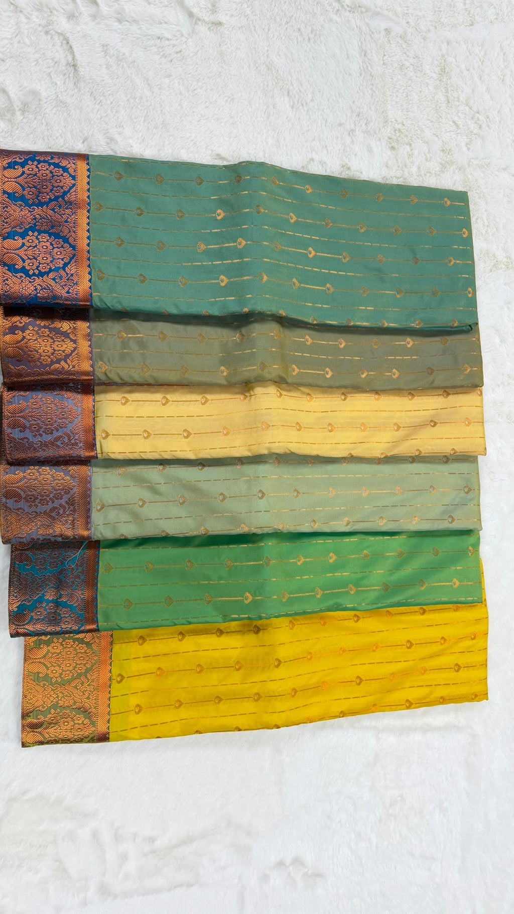 Sari mit goldfarbenem Muster und ornamentaler Bordüre