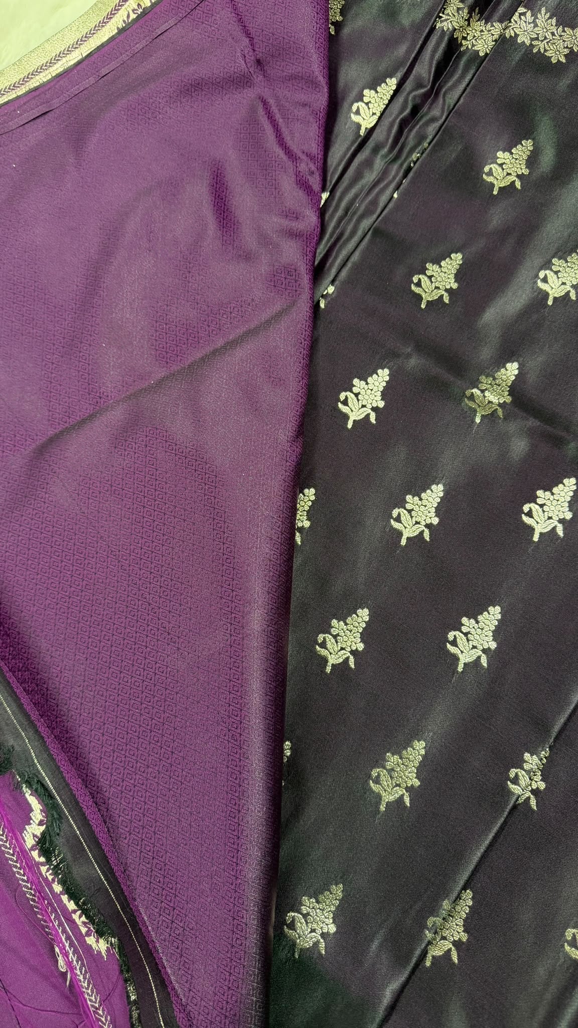 Banarasi Seiden-Saree Dunkellila mit silbernem Zari-Muster